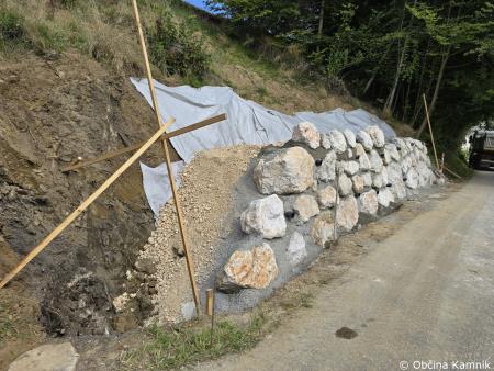Sanacija plazu na javni poti na območju Kregarjevega in urejanje bankin na tem območju (4)